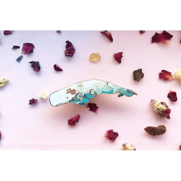 Waves Whale Pin - Gold Plated Sea Life & Nature Jewelry - Ocean Brooch - Picture 9 of 10